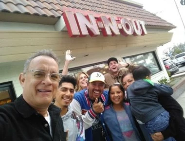 Ενας υπέροχος άνθρωπος -Ο Τομ Χανκς εφαγε σε φαστφουντάδικο και κέρασε όλο το μαγαζί (φωτό, βίντεο)